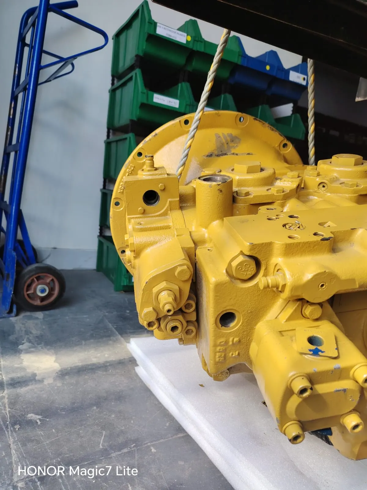Bomba hidráulica Caterpillar 320 remanufacturada, detalle real del bloque de válvulas — inventario Energiminas Cali Bomba hidráulica Caterpillar 320 remanufacturada, detalle real del bloque de válvulas — inventario Energiminas Cali