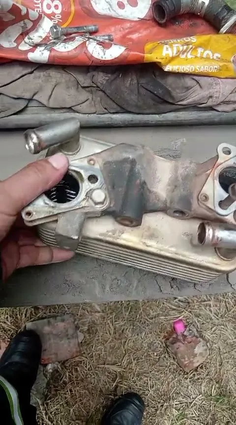 Enfriador de aceite SANY (motor Mitsubishi Fuso 4M50), detalle de conexiones — foto de cliente Enfriador de aceite SANY (motor Mitsubishi Fuso 4M50), detalle de conexiones — foto de cliente