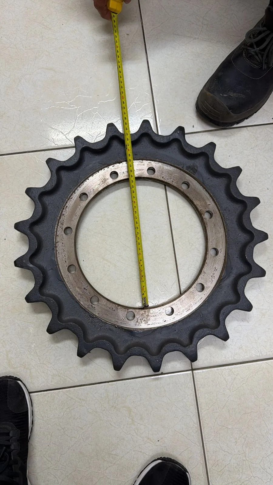 Piñón de tren de rodaje real para excavadora XCMG XE60GPRO, foto de cliente durante verificación de medida Piñón de tren de rodaje real para excavadora XCMG XE60GPRO, foto de cliente durante verificación de medida