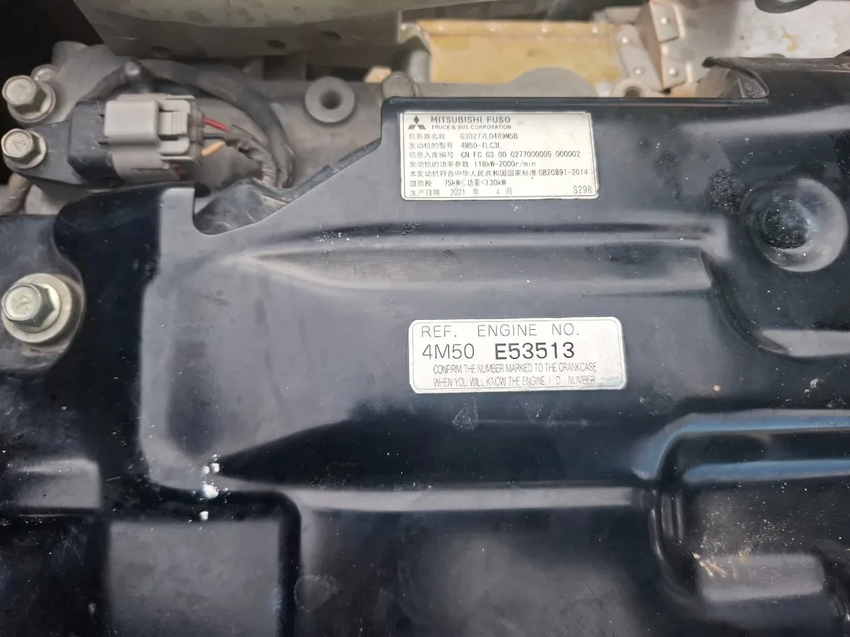 Placa real del motor Mitsubishi Fuso 4M50 instalado en excavadora SANY, número de motor E53513 — foto de cliente Placa real del motor Mitsubishi Fuso 4M50 instalado en excavadora SANY, número de motor E53513 — foto de cliente
