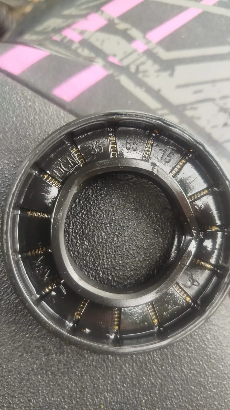 Retén real para bomba de engranajes SDLG HTP3-100, detalle de medida grabada 35-65-15 — foto de cliente Retén real para bomba de engranajes SDLG HTP3-100, detalle de medida grabada 35-65-15 — foto de cliente