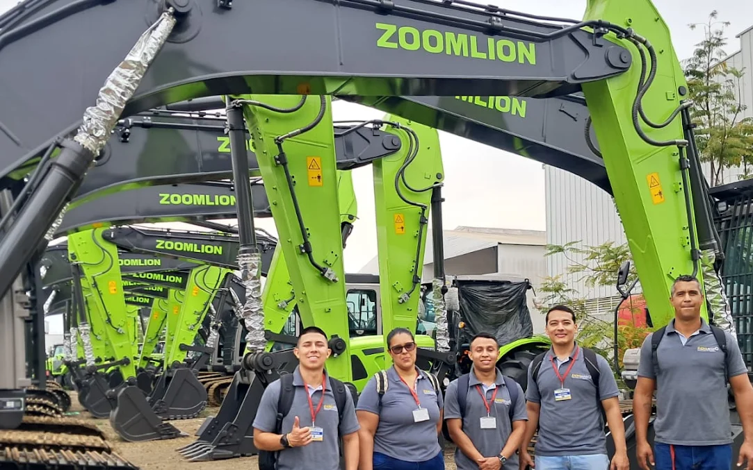 Equipo Energiminas junto a excavadoras Zoomlion — una de nuestras 8 marcas distribuidas Equipo Energiminas junto a excavadoras Zoomlion — una de nuestras 8 marcas distribuidas